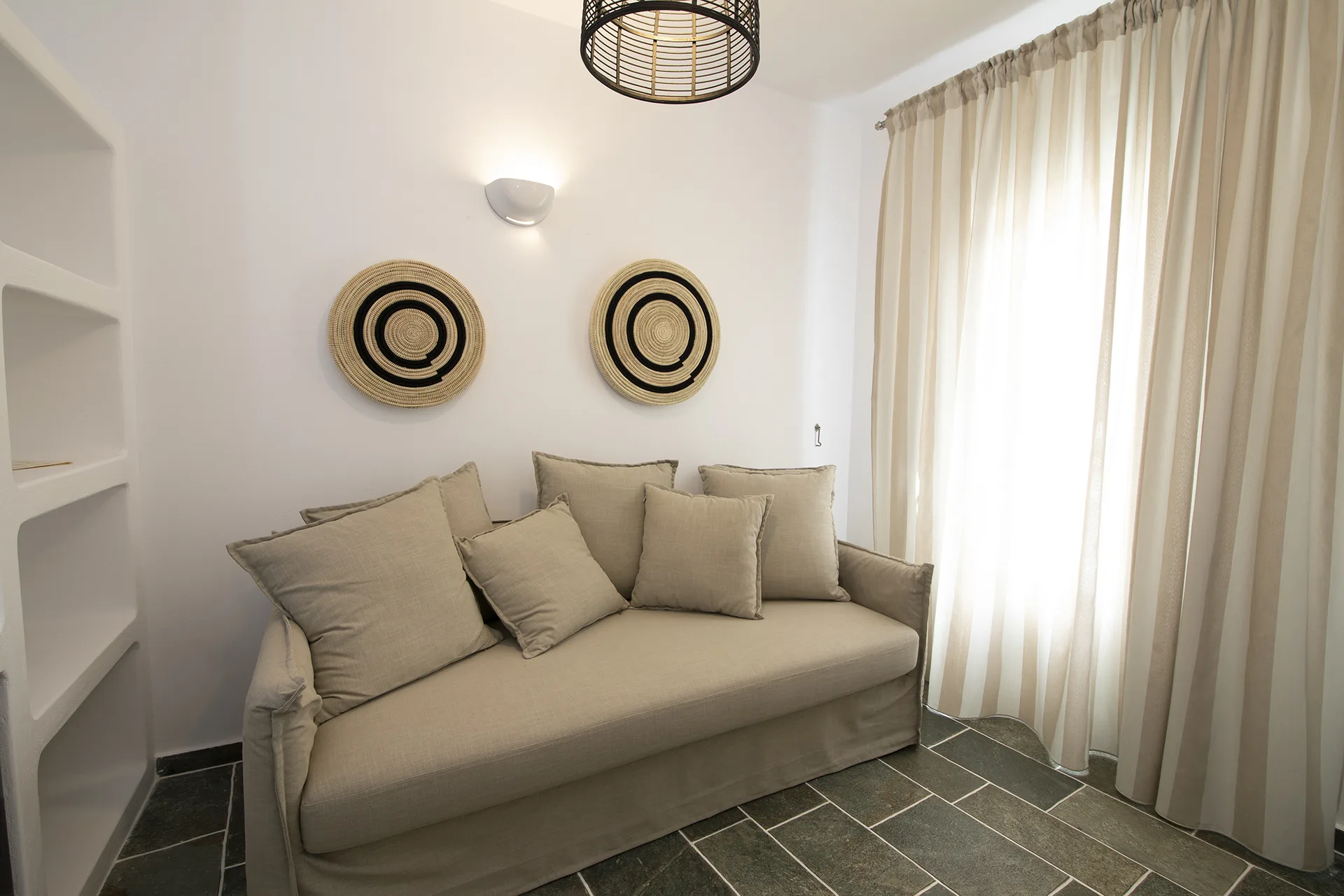 Hotel nymfes_Kamares_Sifnos_sofa in suite